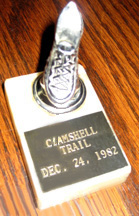 Clamshell trophy
